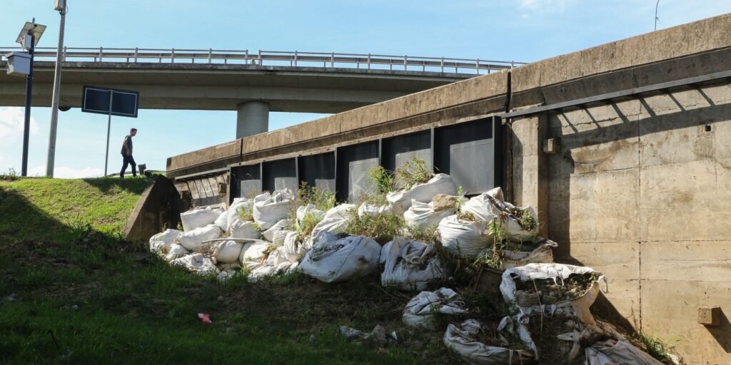 Comporta de concreto com sacos de areia às margens do Guaíba em Porto Alegre