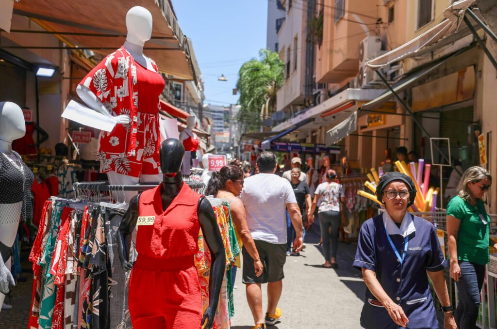 Consumidores fazem compras na antevéspera de Natal no Saara, região central do Rio de Janeiro