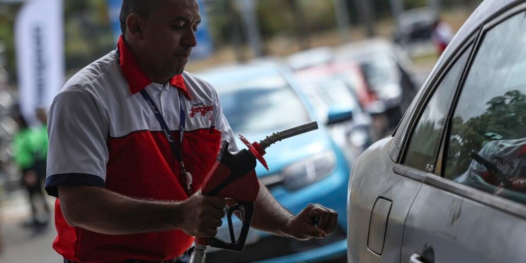 Consumidores fazem fila em posto de combustíveis durante o Dia Livre de Impostos, em Brasília