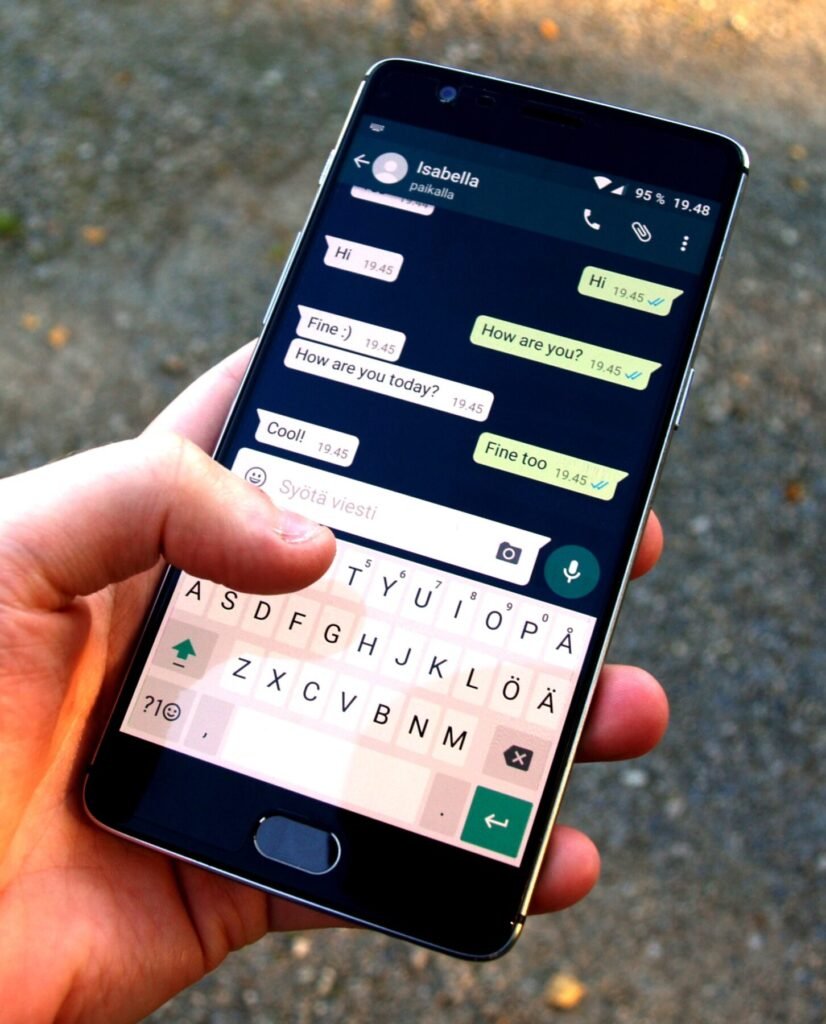 Pessoa conversa pelo WhatsApp em celular