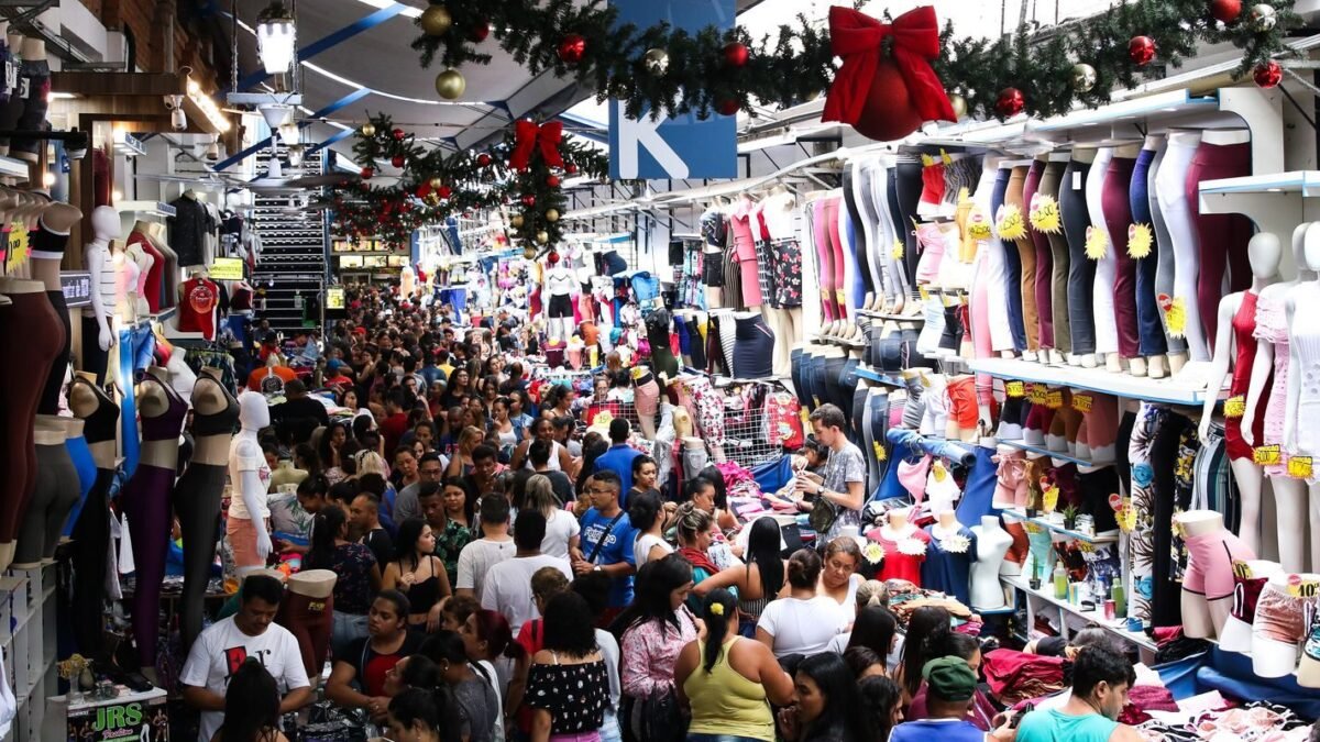 Inauguração de loja a R$ 1 causa tumulto no Brás e fecha vias em São Paulo
