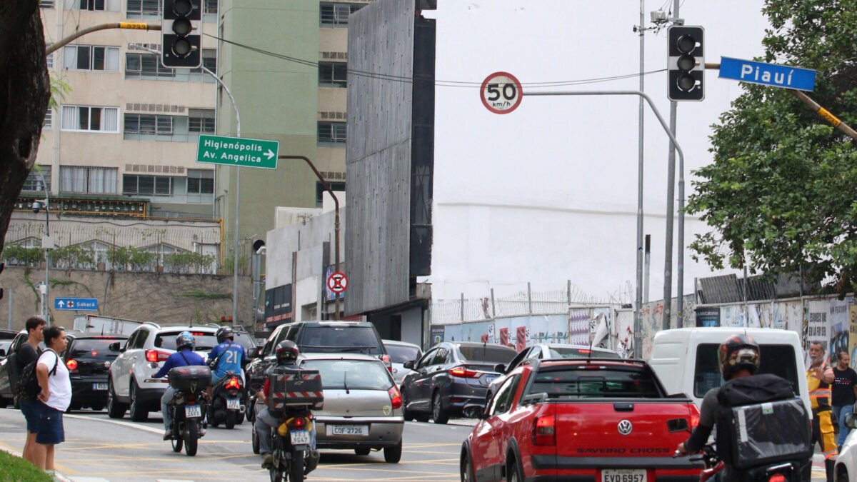 Motociclista morre em cruzamento de Curitiba com semáforos desligados