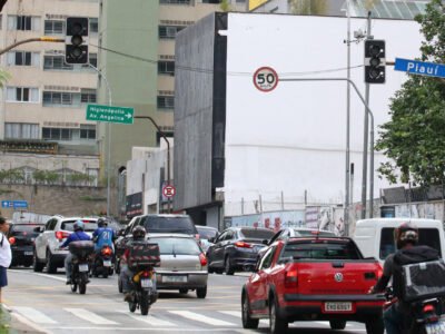 Motociclista morre em cruzamento de Curitiba com semáforos desligados