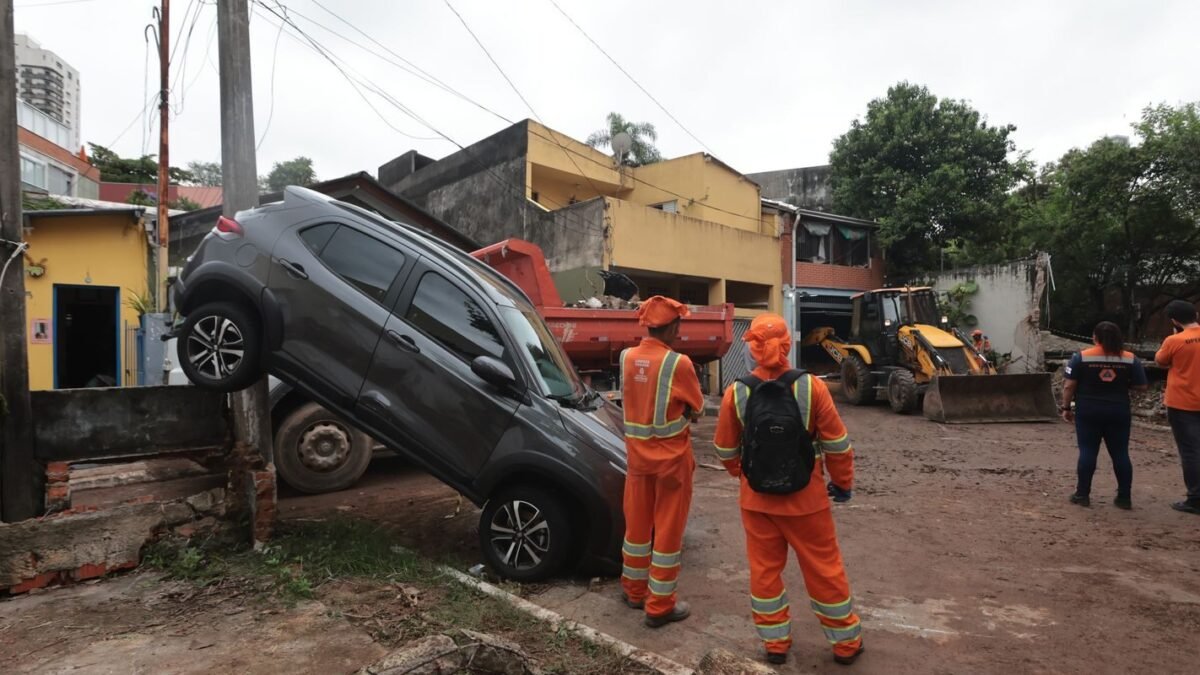 Temporal arrasta carros em alagamento na zona sul de São Paulo nesta sexta-feira