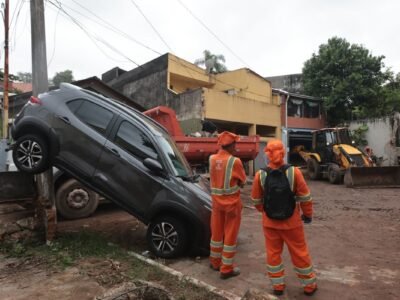 Temporal arrasta carros em alagamento na zona sul de São Paulo nesta sexta-feira