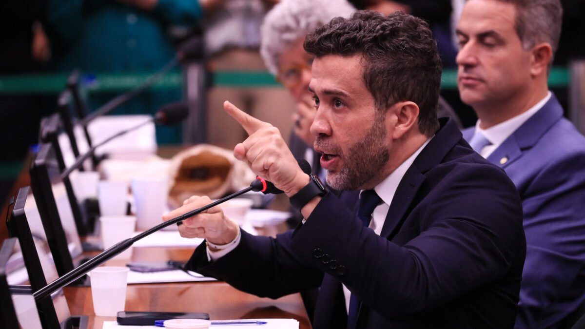 Quem é André Janones, o deputado que comanda o canal Exército do Lula