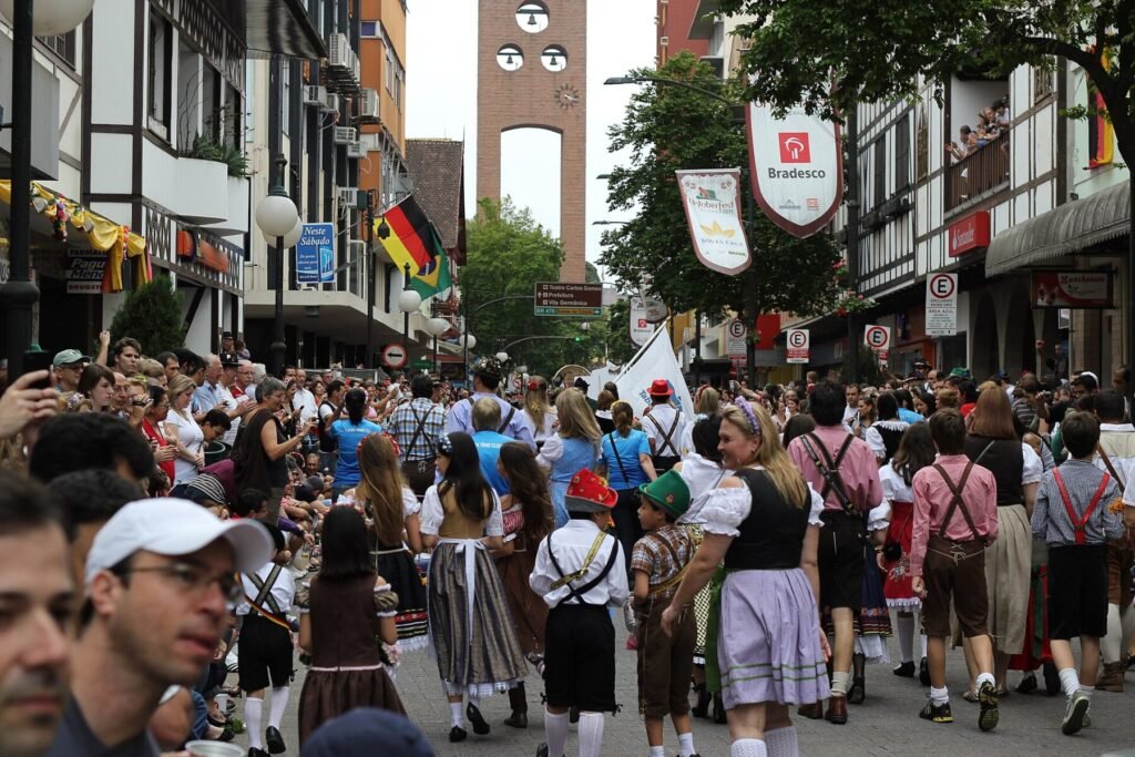 Desfile da Oktoberfest na Rua XV de Novembro, em Blumenau