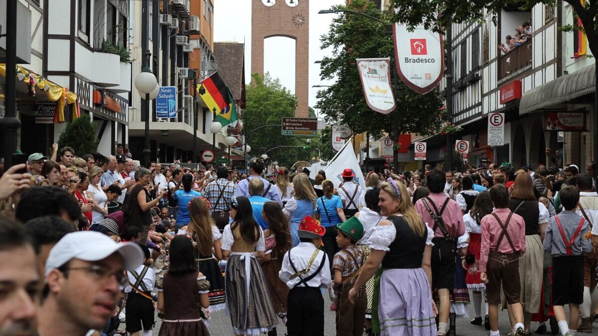 Oktoberfest Blumenau 2026: festa vai até 25 de outubro com Jogos Germânicos no Schützenplatz