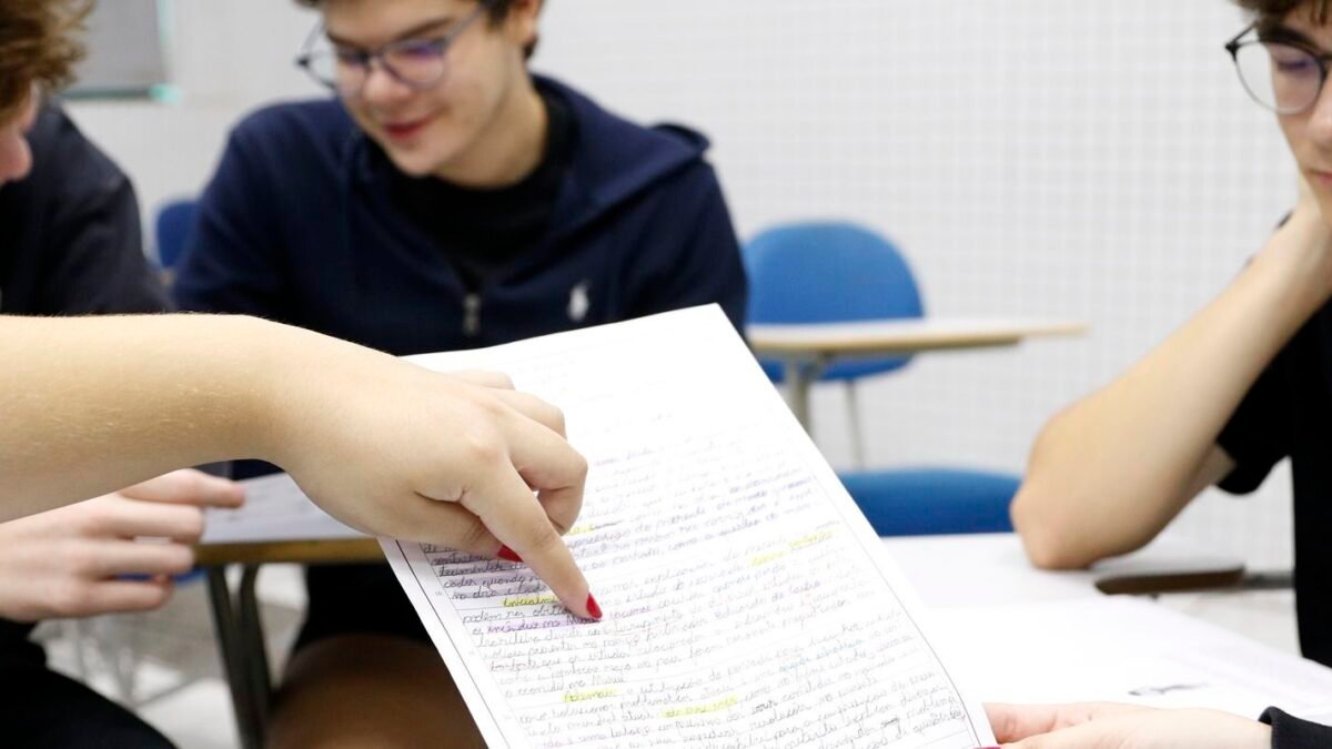 Redação do Enem 2026 pode zerar com recado ao corretor ou verso solto