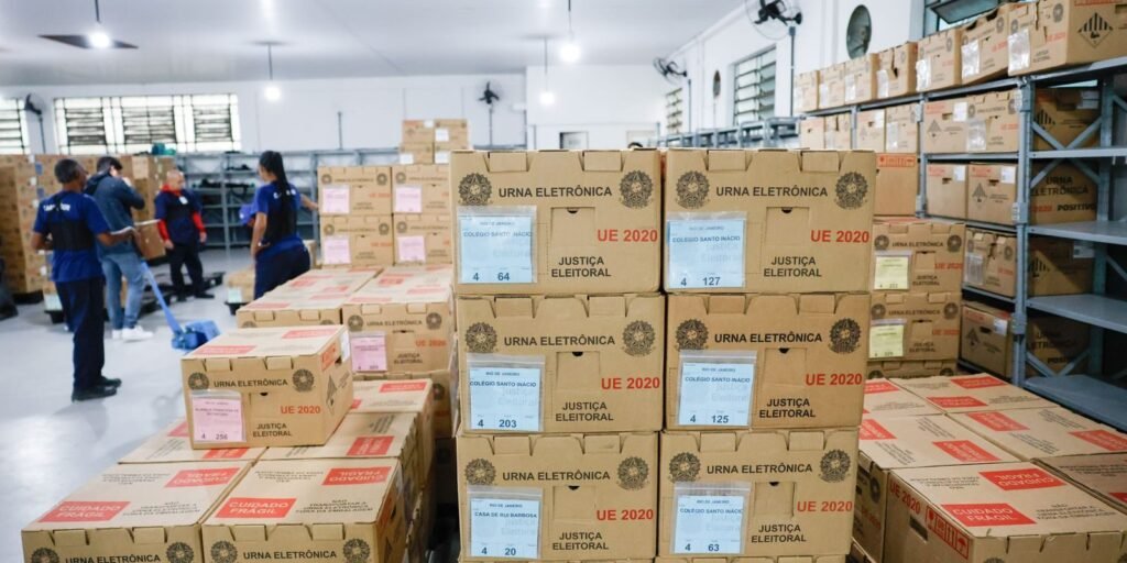 Distribuição das urnas eletrônicas aos locais de votação a partir do Polo Eleitoral do Jardim Botânico, coordenada pelo TRE-RJ