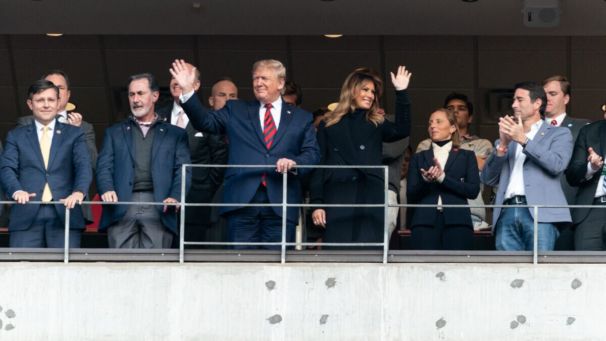 Melania Trump vira o rosto e beijo de Donald Trump acaba no cabelo