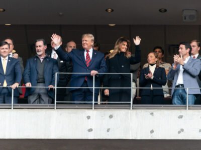 Melania Trump vira o rosto e beijo de Donald Trump acaba no cabelo