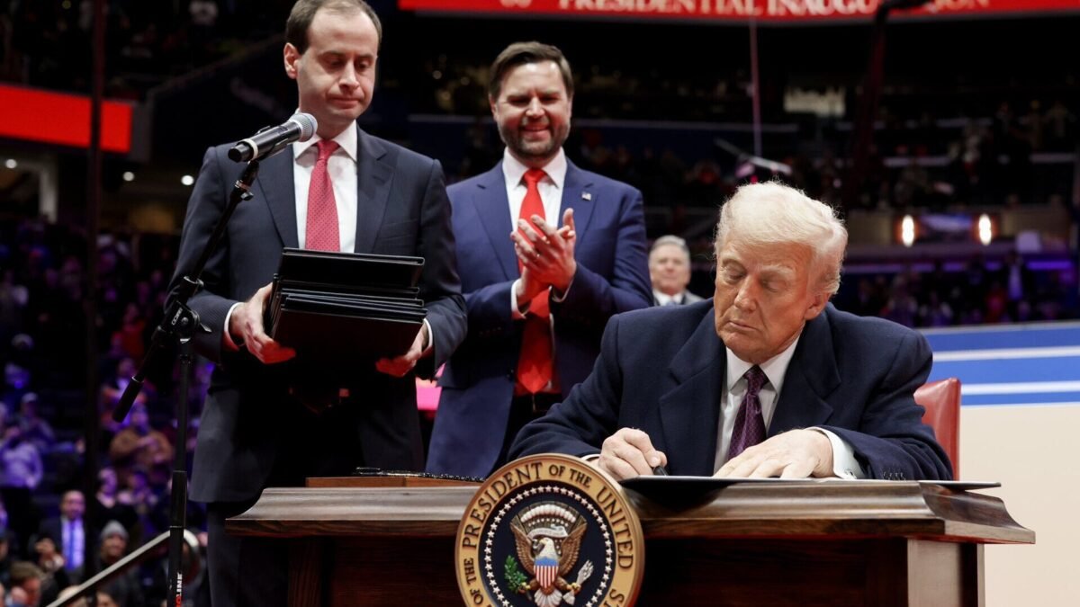 Trump isenta Rússia de sanções do Congresso; enviado de Putin fala em momento histórico