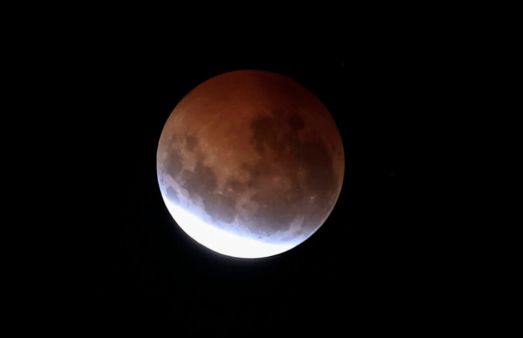 Eclipse lunar parcial quase total em São Paulo, que cobriu cerca de 96,2% do disco lunar