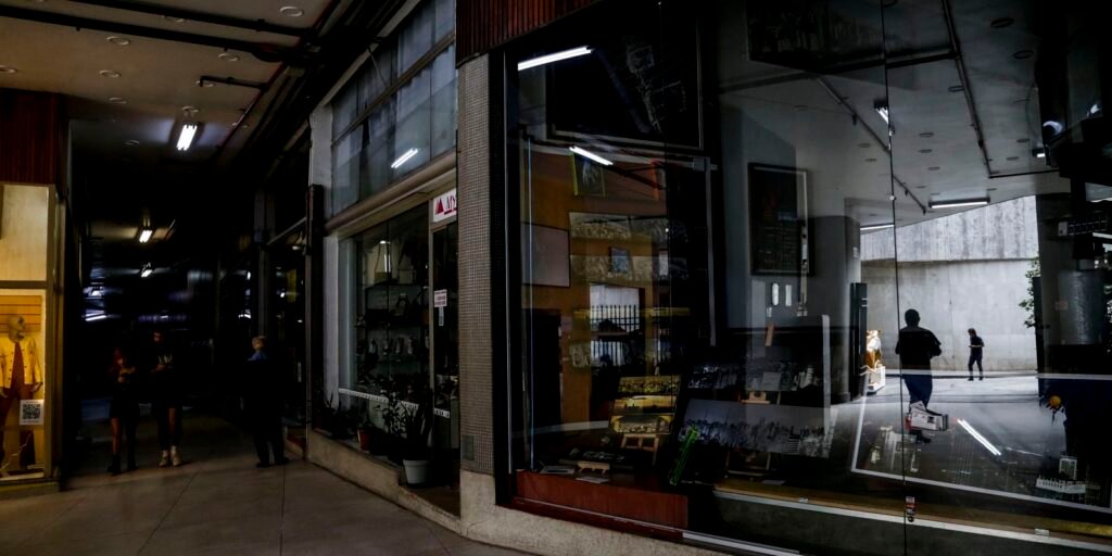 Edifício funcionando com geradores de energia durante apagão em São Paulo