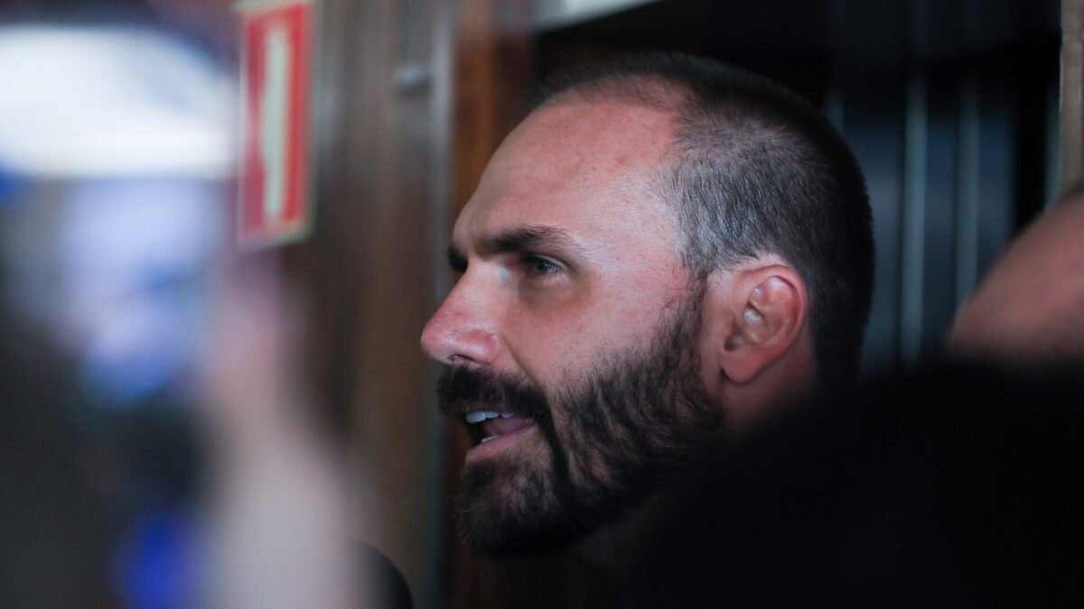 Moraes manda prender Eduardo Bolsonaro e cancela passaportes do ex-deputado