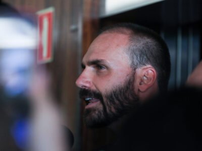 Moraes manda prender Eduardo Bolsonaro e cancela passaportes do ex-deputado