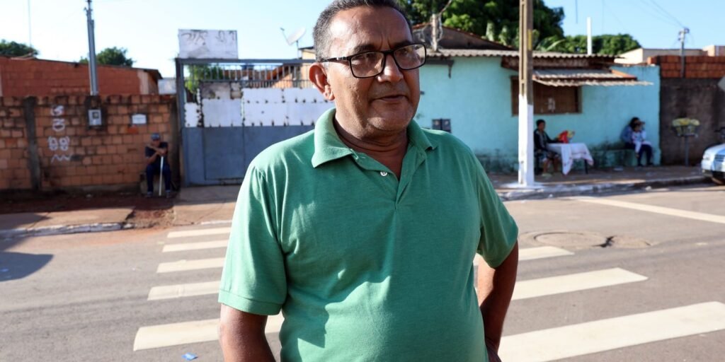 Eleitor em dia de votação na Escola Municipal Domingos Simão de Oliveira, em Águas Lindas de Goiás (GO)