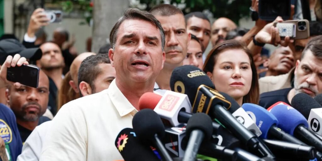 Flávio Bolsonaro (PL) vota na Escola Municipal Barão Homem de Mello, em Vila Isabel, no Rio de Janeiro
