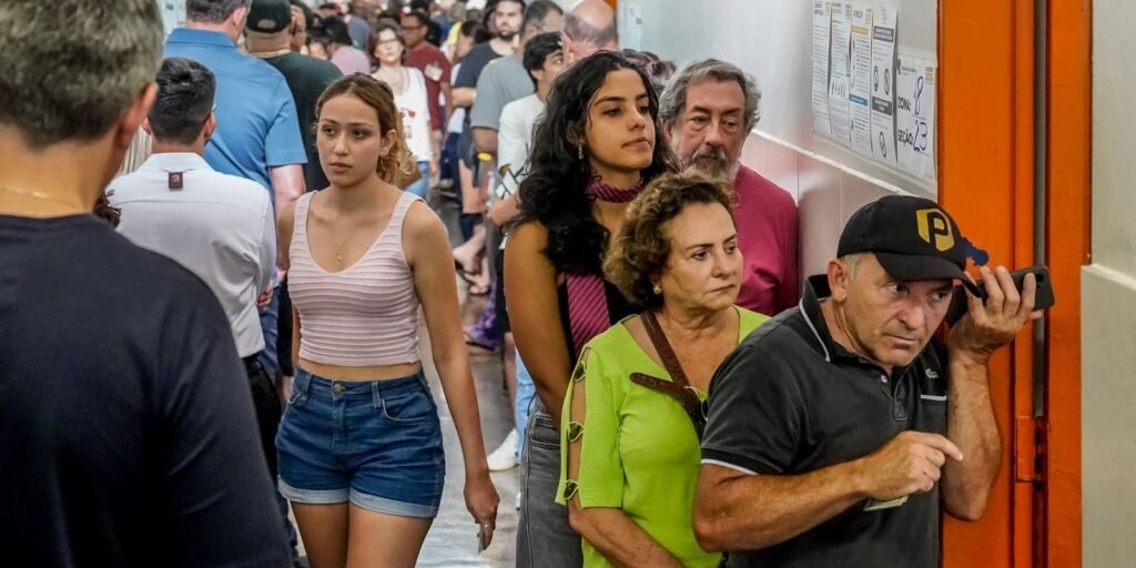 Eleitores votam em seção eleitoral no Centro de Ensino Fundamental 06, no Lago Sul, em Brasília, no primeiro turno