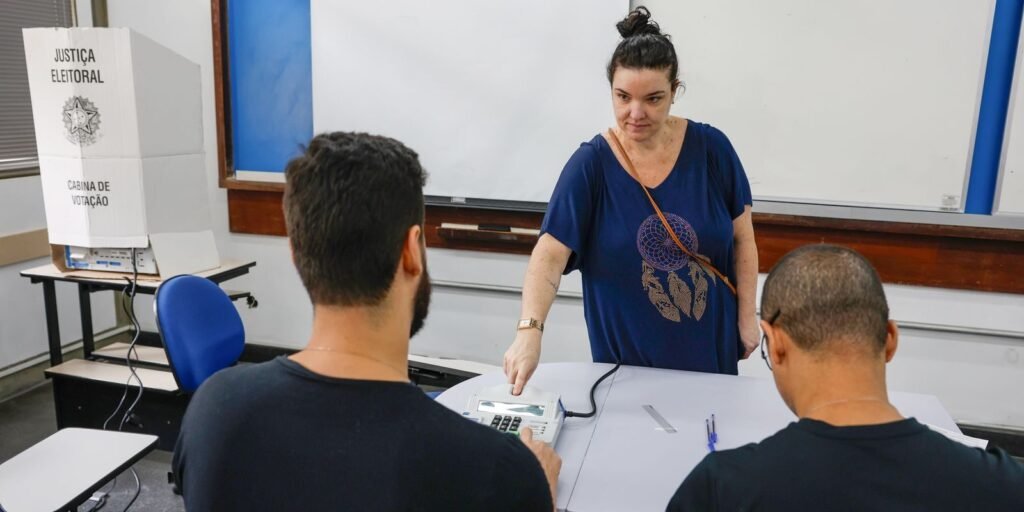 Eleitores em seção eleitoral