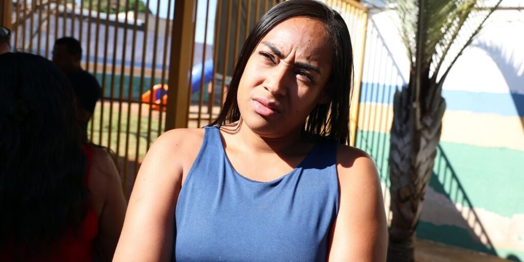 Eleitora em dia de votação na Escola Municipal Domingos Simão de Oliveira, em Águas Lindas de Goiás (GO)