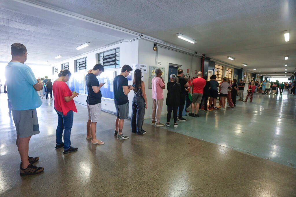 Eleitores comparecem às seções eleitorais em São Paulo na manhã do primeiro turno das eleições de 2026