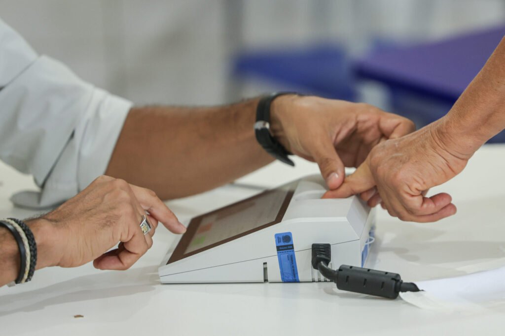 Eleitores comparecem às seções eleitorais para votar nas urnas eletrônicas no primeiro turno das Eleições 2026, em Brasília