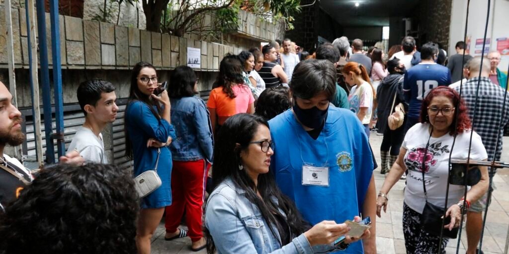 Eleitores enfrentam filas para votação de 1º turno em seção eleitoral na AABB da Tijuca, zona norte do Rio de Janeiro