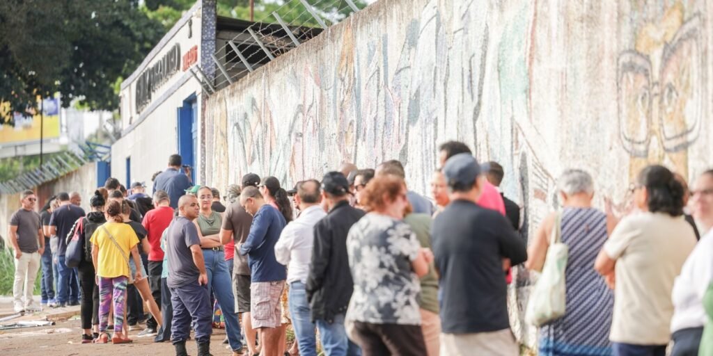 Eleitores formam filas em locais de votação na abertura das seções eleitorais para o primeiro turno das Eleições 2026, em Brasília
