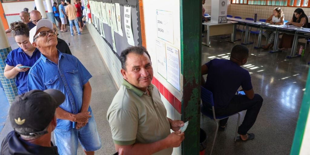 Eleitores votam em colégio de Brasília no segundo turno