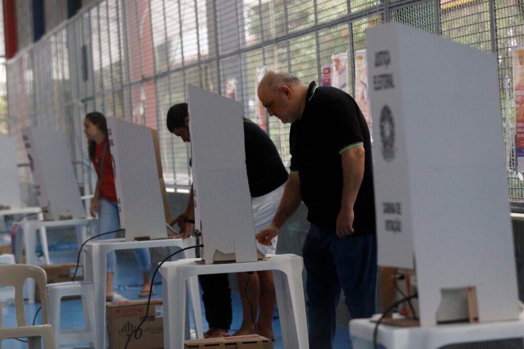 Eleitores votam em seção eleitoral na Tijuca, no Rio de Janeiro