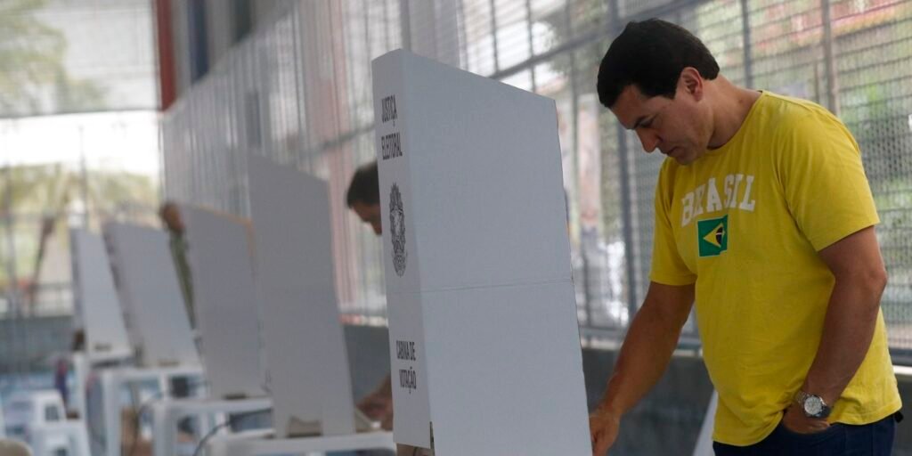 Eleitores votam no 1º turno em seção eleitoral no Colégio Maria Raythe, na Tijuca, zona norte do Rio de Janeiro