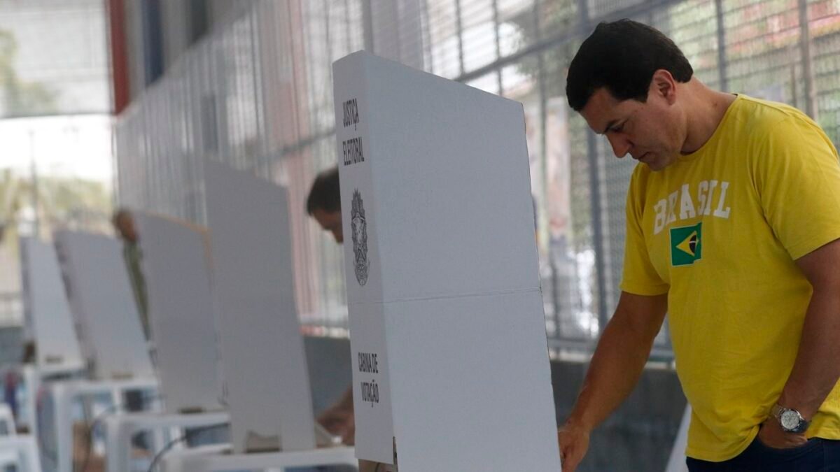 Senado em Minas: Datafolha e Real Time mostram disputa apertada na véspera da eleição