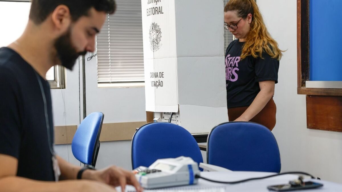 Eleição no exterior: Lula vence em mais países, mas Flávio lidera na soma de votos