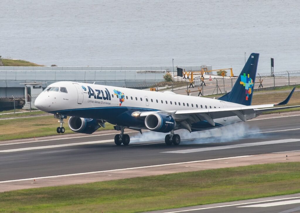 Embraer 195 da Azul Linhas Aéreas Brasileiras no Aeroporto Santos Dumont