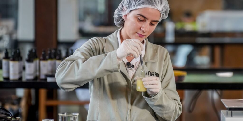 Empreendedora durante preparação de produto em sua empresa