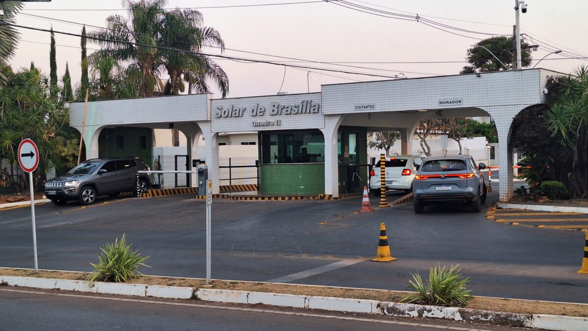Foto de Michelle deixa à mostra tornozeleira de Jair Bolsonaro no sofá