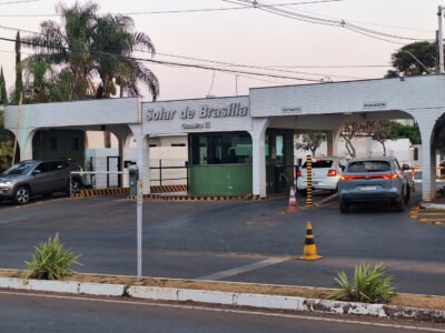 Foto de Michelle deixa à mostra tornozeleira de Jair Bolsonaro no sofá