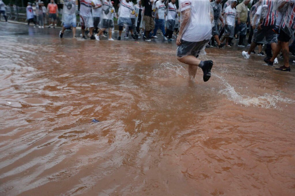 Forte chuva causa alagamento na entrada do estádio do MorumBIS, em São Paulo