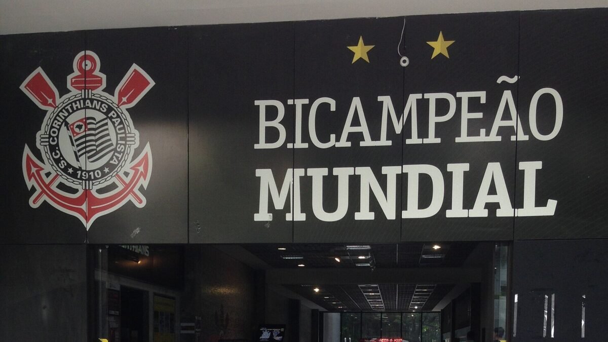 Seedorf vê da arquibancada o empate do Corinthians por 1 a 1 com o Vitória