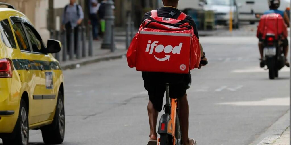 Entregadores de aplicativo trabalham na região do Centro do Rio de Janeiro