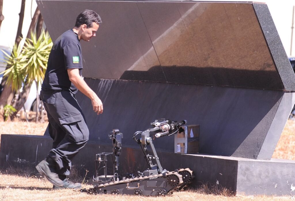 Equipamentos do Grupo de Bombas e Explosivos da Polícia Federal em exposição, em foto de arquivo