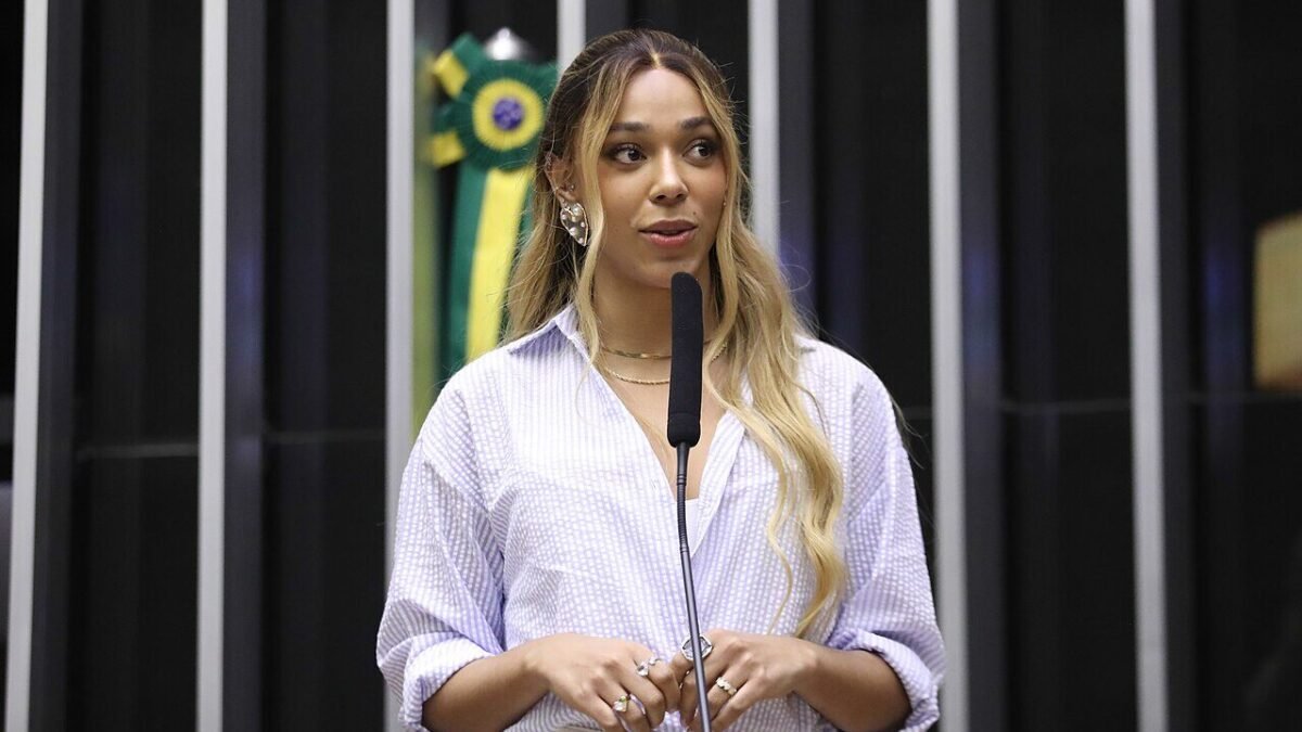 Erika Hilton tem 1,6 milhão de votos e é a 2ª mais votada para deputada federal em SP