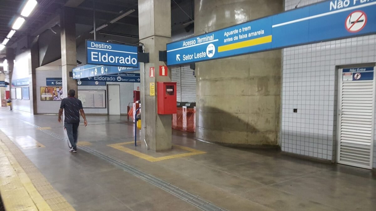 Avião de pequeno porte cai em pátio do metrô de BH e piloto morre carbonizado
