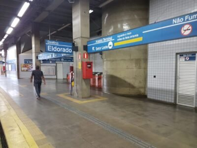 Avião de pequeno porte cai em pátio do metrô de BH e piloto morre carbonizado