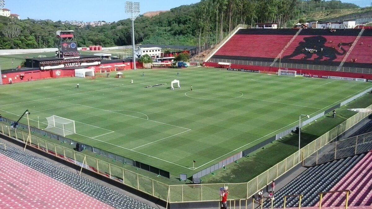 Vitória goleia a Chapecoense por 4 a 0 no Barradão e sobe para a 12ª posição