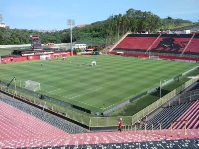 Vitória goleia a Chapecoense por 4 a 0 no Barradão e sobe para a 12ª posição