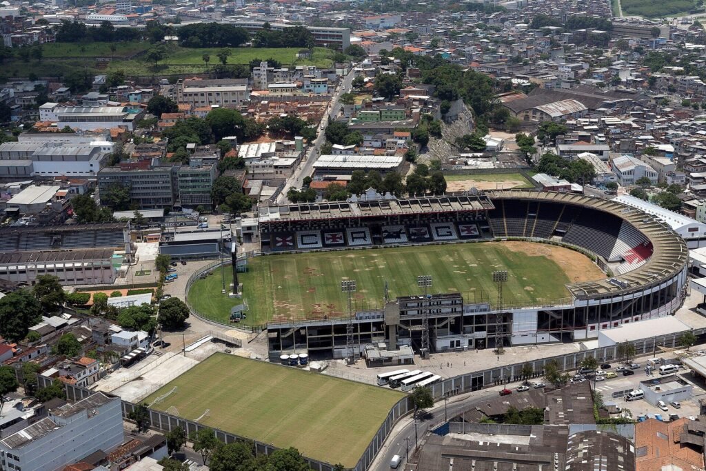 Estádio de São Januário visto do alto, cercado por casas