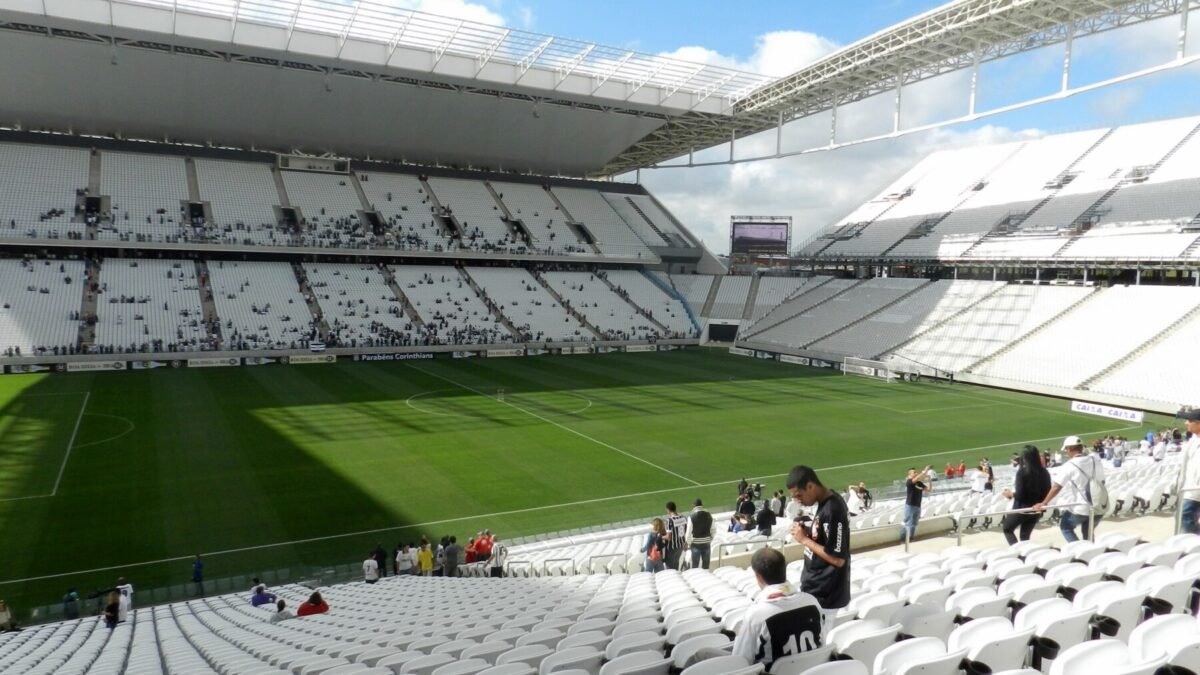 Corinthians sonda Carille após saída de Diniz e tem até sexta para registrar técnico